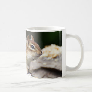 Taza De Café Chipmunk en una roca