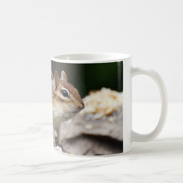 Taza De Café Chipmunk en una roca (Derecha)