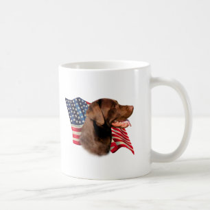 Taza De Café Chocolate Labrador recuperar bandera estadounidens
