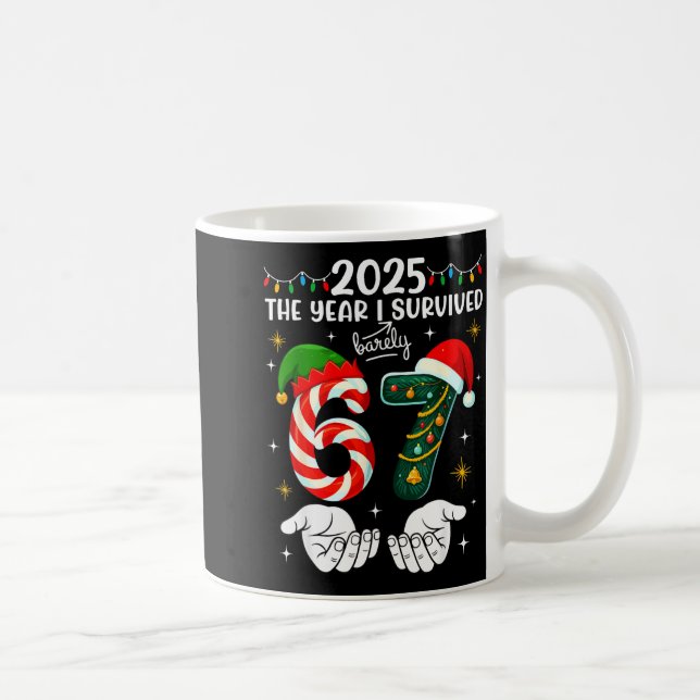Taza De Café Christmas 2025 The Year I Barely Survived Six Seve (Derecha)