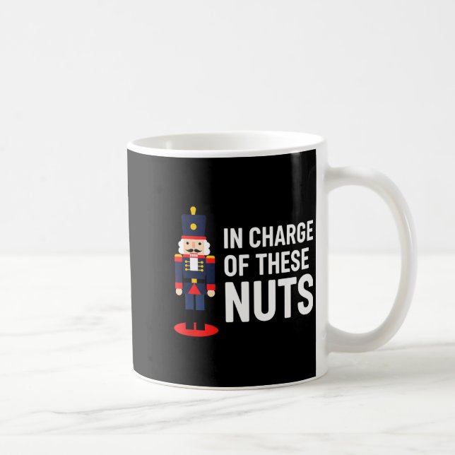 Taza De Café Christmas Nutcracker In Charge Of These Nuts Funny (Derecha)