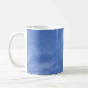 Taza De Café cielo azul con pequeñas nubes