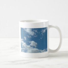 Taza De Café cielo azul y nubes blancas
