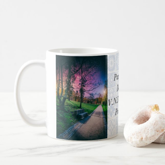 Taza De Café Cielo nocturno mágico en un parque con un cielo co (Con donut)