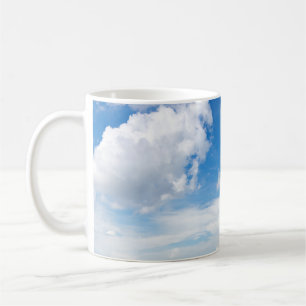 Taza De Café Cielo Panorámico para calmar con nubes en un día s