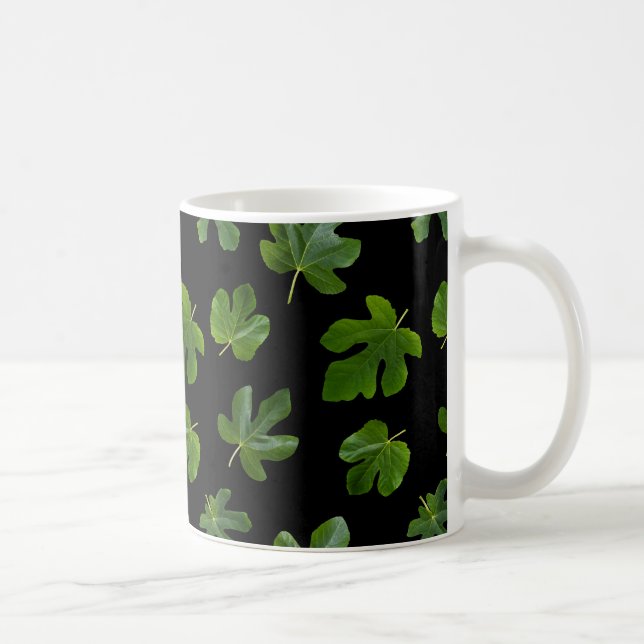 Taza De Café Cierre de hoja verde aislado en fondo negro (Derecha)