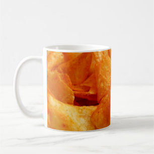 Taza De Café Cierre de jugosas, crujientes, chips en un plato n