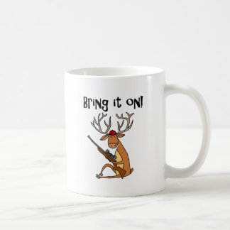 Taza De Café Ciervos divertidos con el rifle y el casquillo de