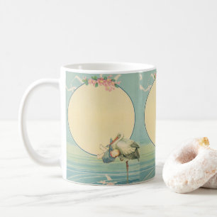 Taza De Café Cigüeña Vintage que Lleva a un Bebé Niño en Manta