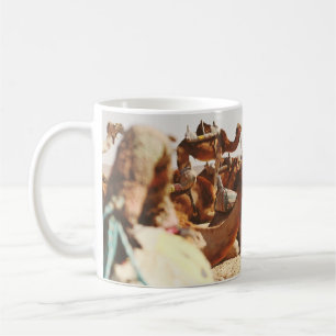 TAZA DE CAFÉ CINCO CAMELLOS SOBRE EL TERRENO