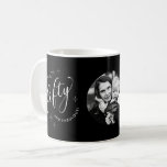 Taza De Café Cincuenta fabulosos Black 50th Birthday Photo<br><div class="desc">Moderna minimalista cincuenta y fabulosa taza de cumpleaños con tipografía de escritura de moda y una foto de la persona de cumpleaños. Esta elegante taza de cumpleaños 50 en blanco y negro hace un gran regalo.</div>