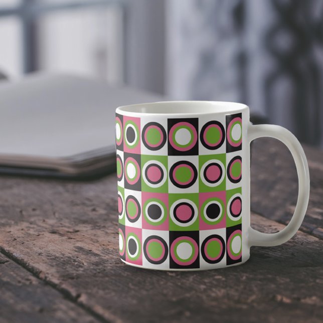 Taza De Café Círculos Patrón retro Blanco verde rosado (A mug with a retro pattern of pink, green, black and white squares)