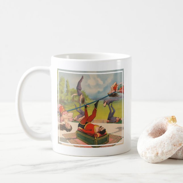 Taza De Café Circus Poster Mostrando Actos Acrobáticos, Circa 1 (Con donut)