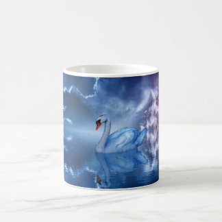 Taza De Café Cisne blanca nadando en un fantástico lago celesti