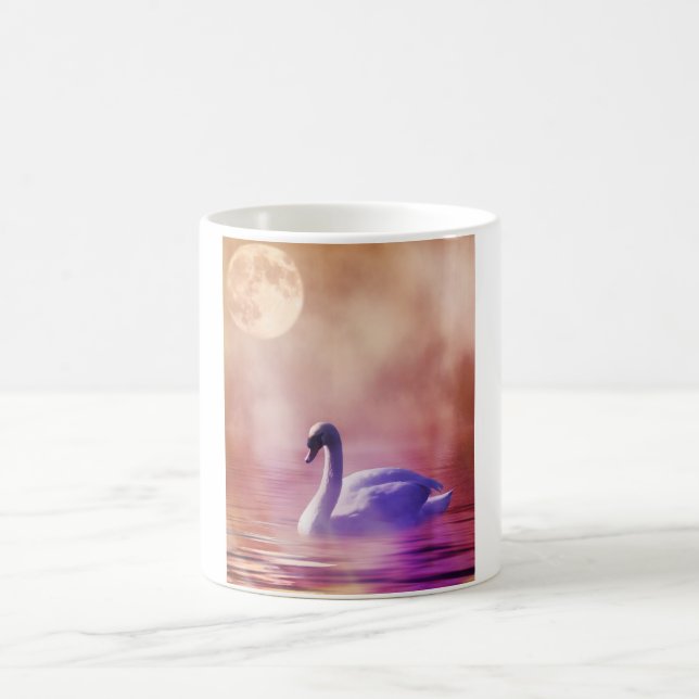 Taza De Café Cisne blanco flotando en un lago polvoriento (Centro)