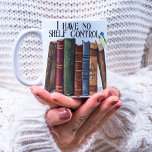 Taza De Café Cita de Amante del Libro Gracioso No Tengo Control<br><div class="desc">Gracioso diseño de amante de los libros con pilas de libros pintados de acuarela y pájaros con una cita de personalizable "No tengo control de estantes" y un nombre para un regalo personalizado para tus amigos amantes de los libros y familiares o miembros del club de lectura.</div>