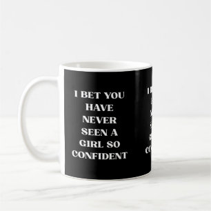 Taza De Café Cita de chica segura en negro, feminista