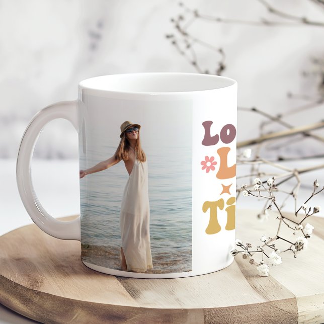 Taza De Café Cita de fotos de Personalizado "Lo Bueno Lleva su  ("Lo Bueno Lleva su Tiempo" Custom Photos Quote Coffee Mug on a boho wooden kitchen table.)