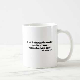 Taza De Café Cita de las leyes y de la salchicha
