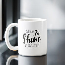 Taza De Café Cita de tipografía negra de belleza de Rise y Shin