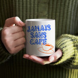 Taza De Café Cita francesa para los amantes del café Retro de m<br><div class="desc">Comience el día con estilo y un toque francés con este moderno café retro para los amantes del café. Con una alegre cita francesa, esta taza es perfecta para los que no pueden vivir sin su dosis diaria de cafeína. El diseño retro y la tipografía audaz añaden un toque de...</div>