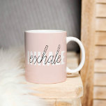 Taza De Café Cita moderna de inhalación por inhalación de tinta<br><div class="desc">Cita moderna de inhalación por inhalación de tinta rosada en el pasto</div>
