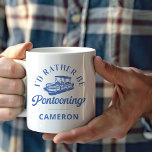 Taza De Café Cita personalizada divertida de apodo de barco<br><div class="desc">Esta taza de café personalizada "Prefiero estar pontografiando" es el regalo perfecto para los aficionados a los paseos en bote y los amantes del pontón. Con un diseño elegante de inspiración retro con un encantador gráfico de botes pontones, esta taza es un personalizable con un nombre que le da un...</div>
