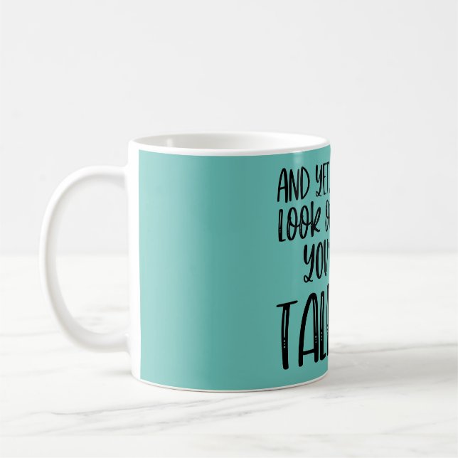 Taza De Café Cita sarcástica de oficina - Todavía estás habland (Izquierda)