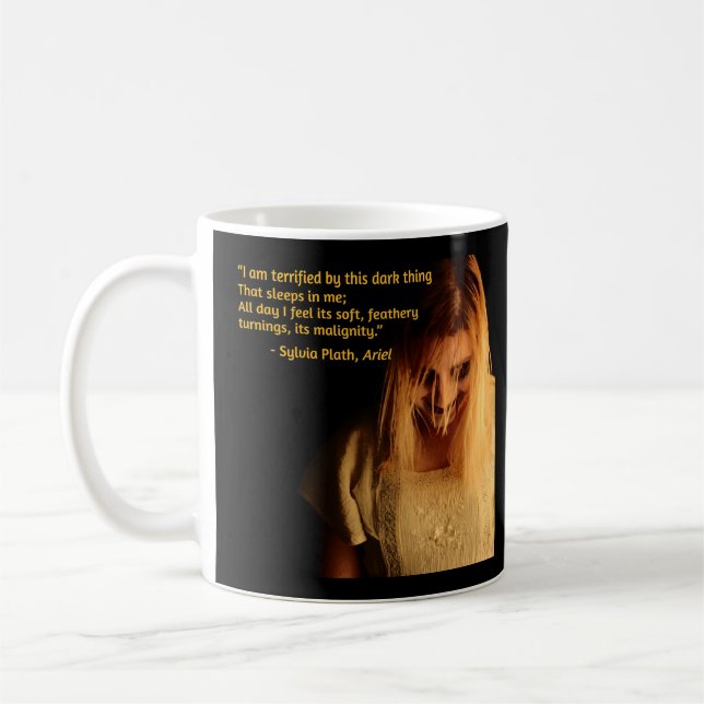 Taza De Café Citación de Sylvia Plath sobre la oscuridad (Izquierda)