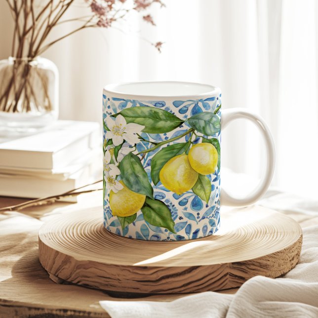 Taza De Café Citrus mediterráneo y azulejos azules (Mediterranean Citrus and Blue Tiles Coffee Mug on a neutral sunny boho kitchen table.)