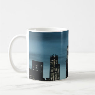 TAZA DE CAFÉ CIUDAD URBANA DURANTE LA NOCHE
