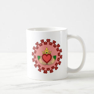 Taza De Café Claddagh y Red Knotwork sobre rosa
