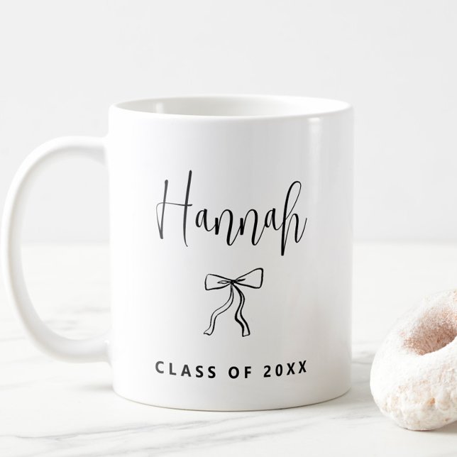 Taza De Café Clase Personalizada Simple Moderna de Graduación 2 (class of 2025 graduation coffee mug with name, chic modern simple, college, coquette bow, elegant)