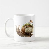 Taza de café clásica con caracol lindo y cita moti