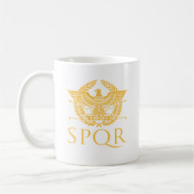 Taza de café clásica con emblema del águila romana