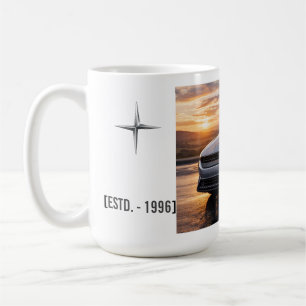 Taza de café clásica para conducir al atardecer en
