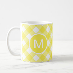 Taza De Café Clásico patrón de gingham amarillo claro con monog