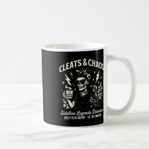 Taza De Café Cleats And Chaos Skeleton Mamá de Fútbol Divertido