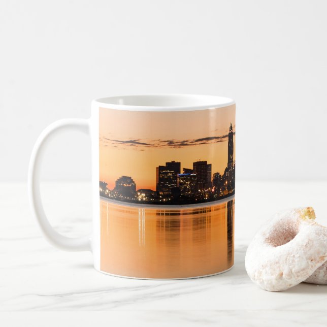 Taza De Café Cleveland city Ohio Sunset skyline river (Con donut)