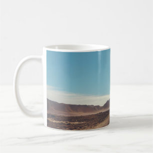 Taza De Café Coche en la carretera de asfalto negro