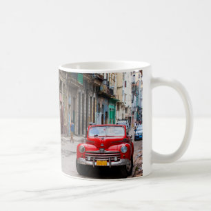 Taza De Café Coches retro en la calle de La Habana