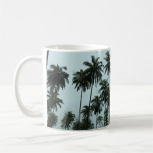 Taza De Café Cocoteros verdes bajo cielo blanco por la mañana