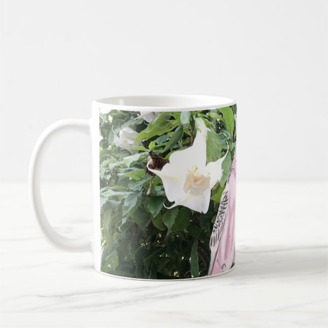 Taza De Café Codos rosa y azul contra trompeta de ángulo blanco (Izquierda)