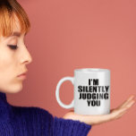 Taza De Café Coffee Mug gracioso: JUZGÁNDOTE SILENCIOSAMENTE<br><div class="desc">Presentamos la hilarante taza de café "I'm Silently Judging You", la adición perfecta a su rutina matutina para cualquiera con sentido del humor. Esta taza es perfecta para los que se preocupan demasiado por la gramática, la puntuación y la sintaxis, y no pueden evitar juzgar a los demás por sus...</div>