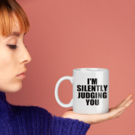 Taza De Café Coffee Mug gracioso: JUZGÁNDOTE SILENCIOSAMENTE
