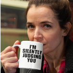 Taza De Café Coffee Mug gracioso: JUZGÁNDOTE SILENCIOSAMENTE<br><div class="desc">Presentamos la hilarante taza de café "I'm Silently Judging You", la adición perfecta a su rutina matutina para cualquiera con sentido del humor. Esta taza es perfecta para los que se preocupan demasiado por la gramática, la puntuación y la sintaxis, y no pueden evitar juzgar a los demás por sus...</div>