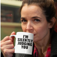 Coffee Mug gracioso: JUZGÁNDOTE SILENCIOSAMENTE