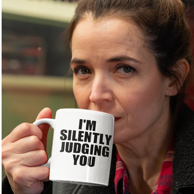 Taza De Café Coffee Mug gracioso: JUZGÁNDOTE SILENCIOSAMENTE (Funny Coffee Mug: SILENTLY JUDGING YOU Coffee Mug)