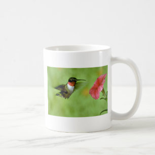 Taza De Café colibrí Rubí-throated (varón) con la petunia