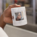 Taza De Café Collage de fotos clásico moderno<br><div class="desc">¿Buscando el regalo perfecto del Día del Padre? ¡Aquí lo encontrarás! Muéstrale a las Dads especiales en tu vida cuánto significan para ti con un tazón de café personalizado. Elige tres de tus fotos más preciadas para adornar la taza y para un toque especial, personalizarla con los nombres de tus...</div>